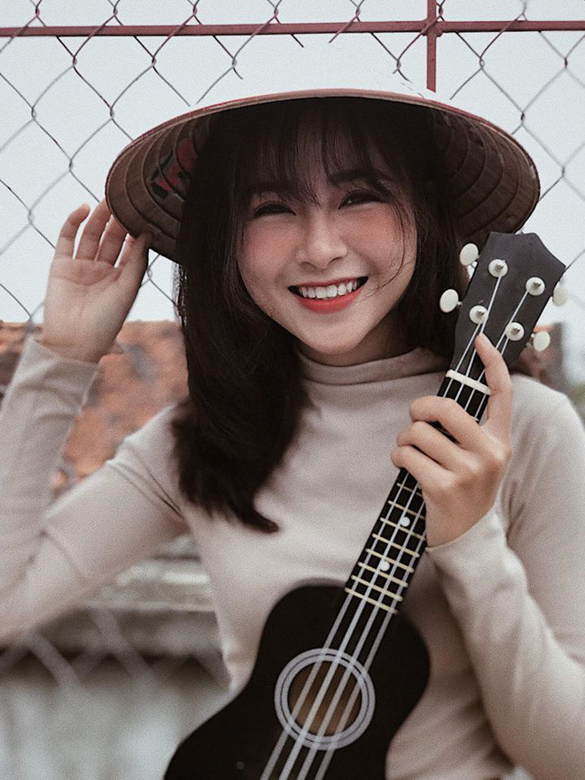 Phạm Khánh Linh (sinh năm 1996) từng bị đồn đoán hẹn hò với thủ môn Bùi Tiến Dũng vào đầu tháng 10 năm ngoái, bức ảnh chụp đôi trẻ cùng đi mua sắm trong cửa hàng tiện lợi lan truyền trên mạng.