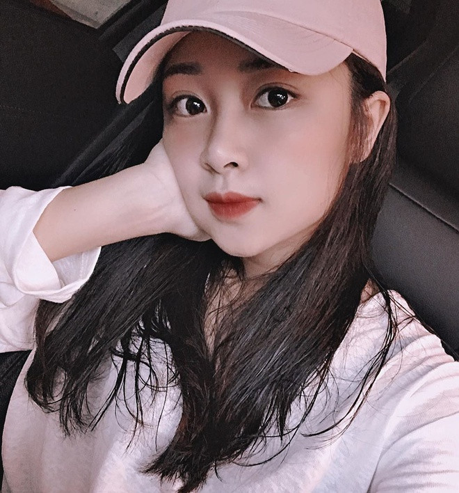  Nàng WAG từng gây sốt với những bức ảnh trong vai trò một giáo viên mầm non. Sở hữu gương mặt xinh xắn, làn da trắng và nụ cười rạng rỡ, Nhật Linh nhanh chóng được dân mạng đặt cho nickname "hot girl mầm non".