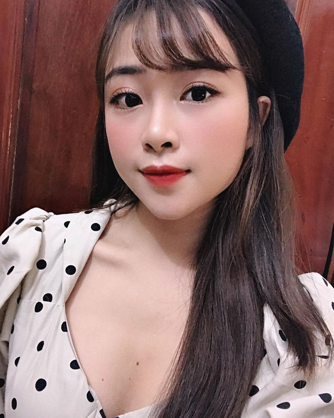 Hot girl 9X theo học chuyên ngành Sư phạm Giáo dục Mầm non của Cao đẳng Sư phạm Nghệ An. Ngoài ra, Nhật Linh còn nhận trang điểm và nhận dạy các lớp học make up.