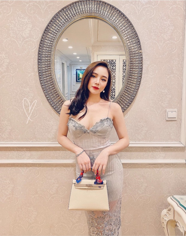 Mặc dù hot girl 10x gặp nhiều tai tiếng liên quan đến hình ảnh gợi cảm nhưng không thể phủ nhận lợi thế ngoại hình của Nhã Tiên.