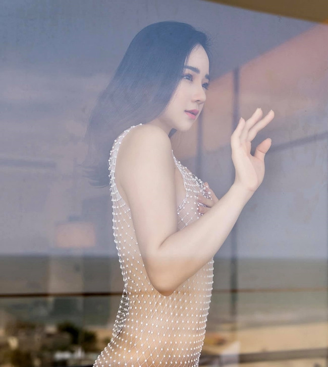 Nhã Tiên thường xuyên đăng tải nhiều bức ảnh quyến rũ, gợi cảm quá đà và phát ngôn gây sốc, khiến dân tình nhiều lúc đã phải "ném đá".