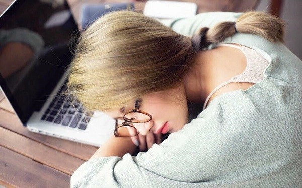 Không riêng gì Nhã Tiên, Emmy Nguyễn cũng là cô gái từng nổi tiếng với danh xưng "hot girl ngủ gật" với bức ảnh ngủ trong thư viện.