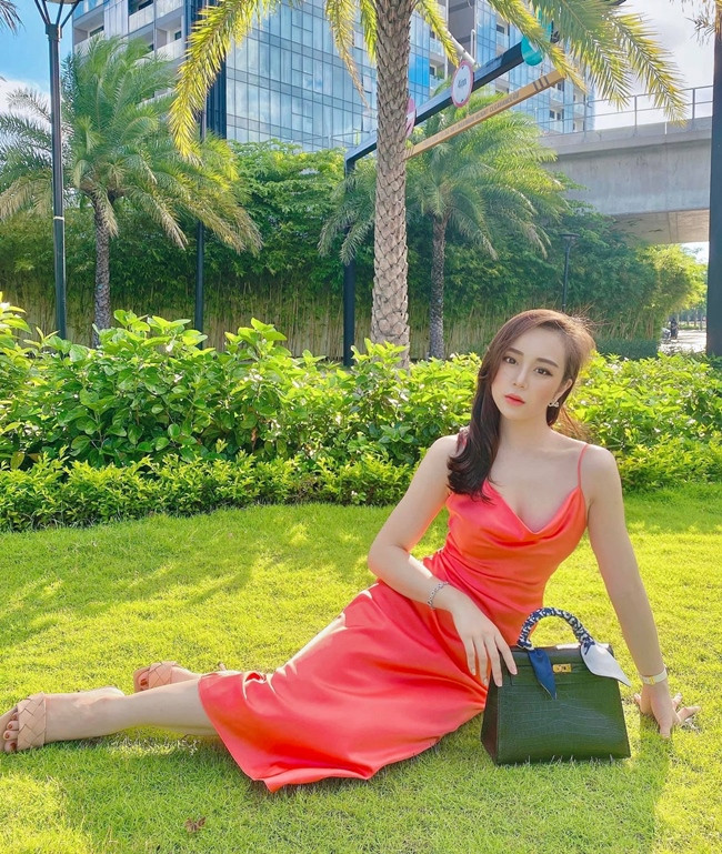 Người đẹp ngủ gật này đã có sự thay đổi đáng kể sau 2 năm nổi tiếng, với việc lấn sân vào showbiz Thủy Tiên đã thay đổi sang nghệ danh Nhã Tiên. Đồng thời cô nàng rũ bỏ hình tượng nữ sinh trong sáng và chuyển hướng sang phong cách quyến rũ, táo bạo hơn.