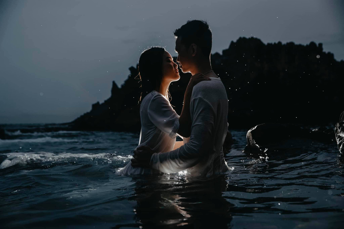 Được biết, ngày 16/11 là ngày đánh dấu khoảnh khắc quan trọng nhất, trọng đại nhất của thần đồng này. Chú rể Nguyễn Đức Bình kết hôn cùng cô gái sinh năm 1991 Phùng Mỹ Hằng.