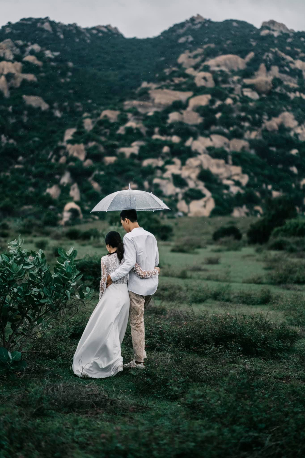 Diện bộ váy trắng dài thướt tha, vợ Chim Sẻ Đi Nắng khiến không ít người phải lác mắt ngắm nhìn vì nhan sắc quá xinh xắn, nhẹ nhàng.