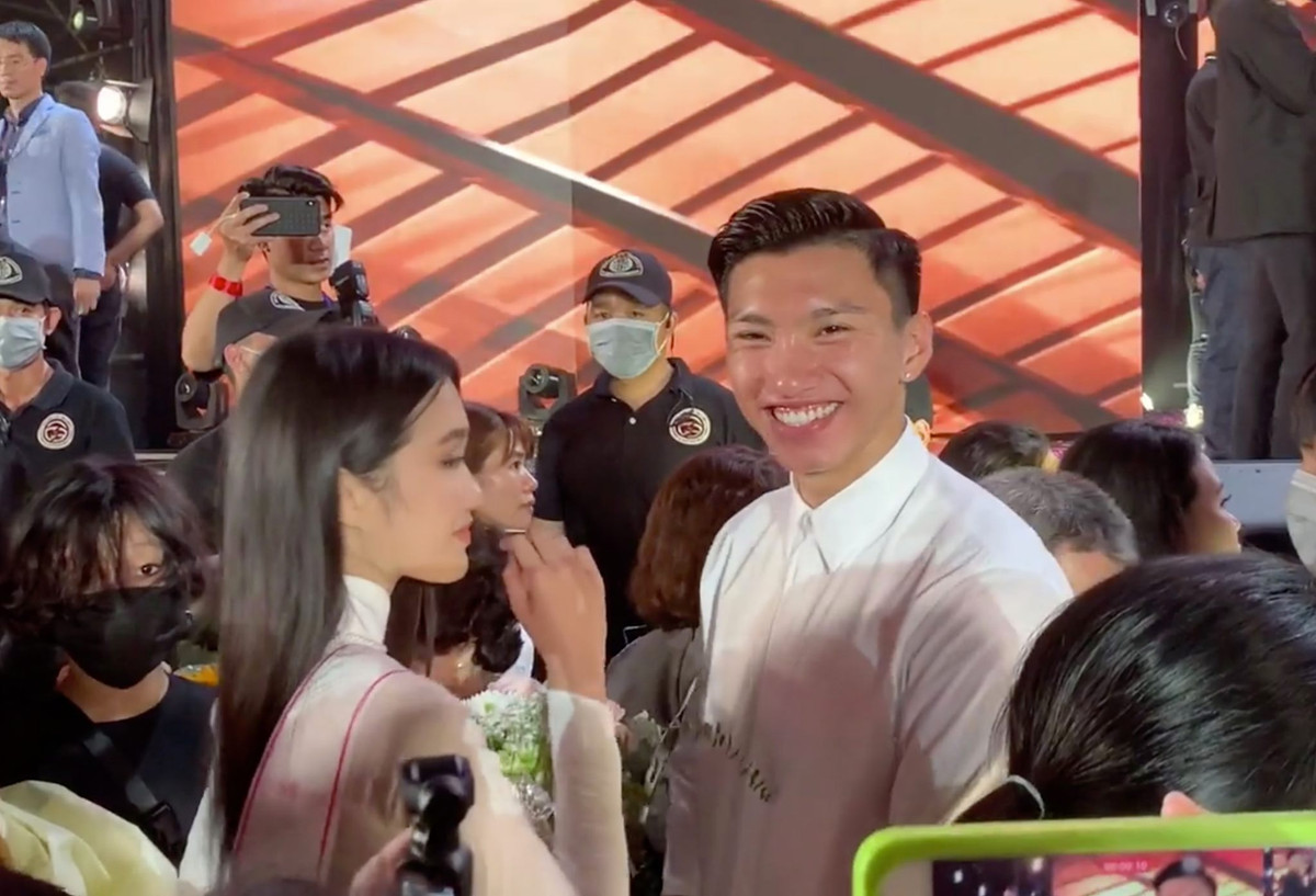 Sự xuất hiện của Đoàn Văn Hậu bên Hải My khiến đám đông vây quanh.