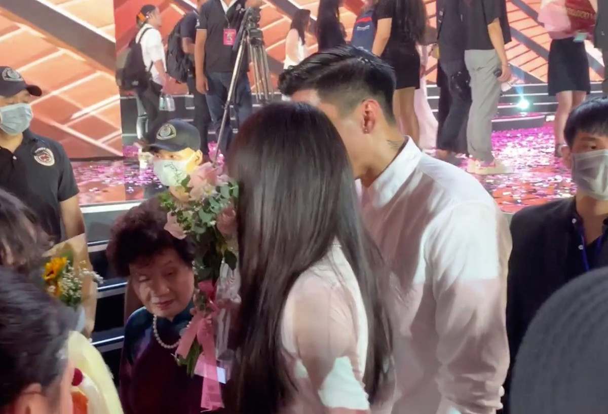 Mặc dù tin đồn tình cảm ngày càng rõ thế nhưng cả hai đều từ chối chia sẻ về chuyện này khi được truyền thông quan tâm.