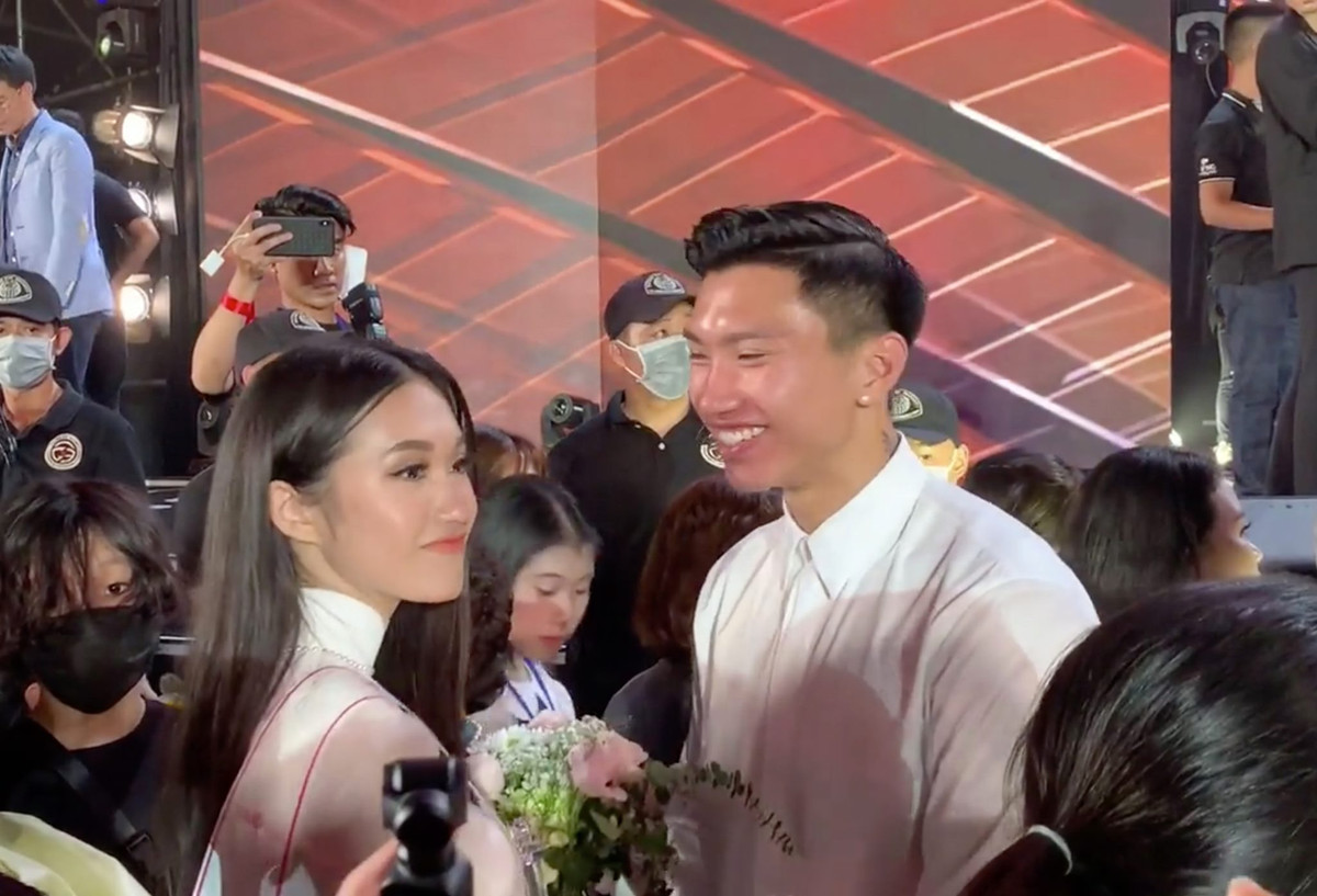 Sau khi chương trình kết thúc, Doãn Hải My khóc nức nở trong vòng tay của người thân và bạn bè.