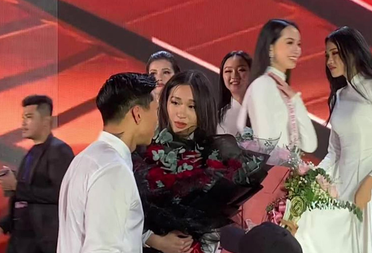 Hình ảnh này lại một lần nữa khiến cho fan hâm mộ thêm phần tin tưởng rằng chuyện tình cảm anh chàng và Doãn Hải My là thật.