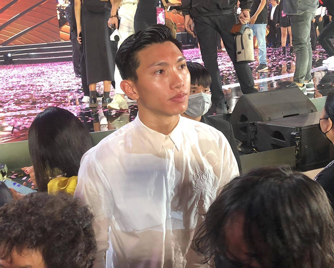 Khi đêm chung kết khép lại, chàng hậu vệ sinh năm 1999 tiến thẳng về phía sân khấu để trao hoa cho thí sinh Doãn Hải My.