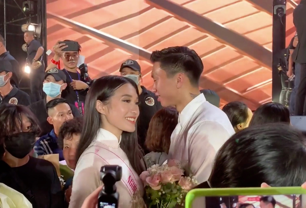 Khoảnh khắc của đôi trai tài gái sắc nhanh chóng được ghi lại, củng cố tin đồn hẹn hò bấy lâu.