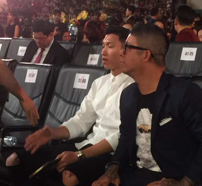 Trong đêm chung kết Hoa hậu Việt Nam 2020 diễn ra tối 20.11 tại TP.HCM, bên cạnh dàn người đẹp cùng các nghệ sĩ Việt tham dự, cầu thủ Đoàn Văn Hậu cũng bất ngờ xuất hiện, thu hút sự chú ý của truyền thông.