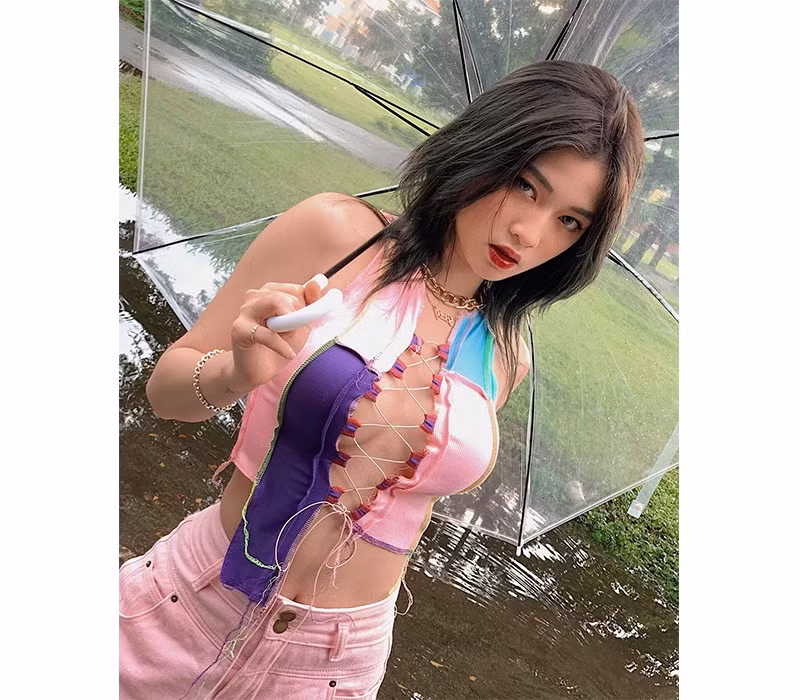 Nổi tiếng sau nhiều năm, hiện tại gái xinh 10x này gây ấn tượng mạnh với phong cách thời trang cực kỳ táo bạo, gợi cảm.