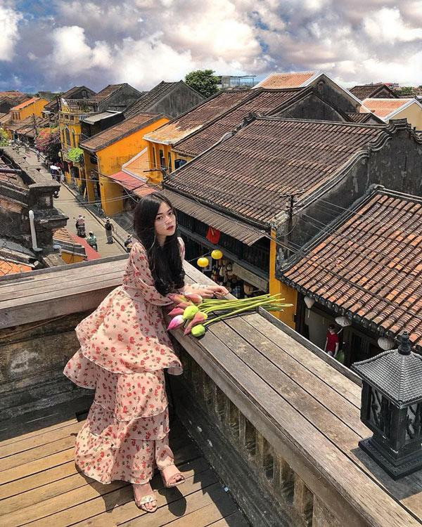 Cô nàng rất chăm chỉ chia sẻ những hình ảnh "bỏng mắt" của mình trên trang cá nhân và thu hút về hàng ngàn lượt quan tâm, yêu thích.