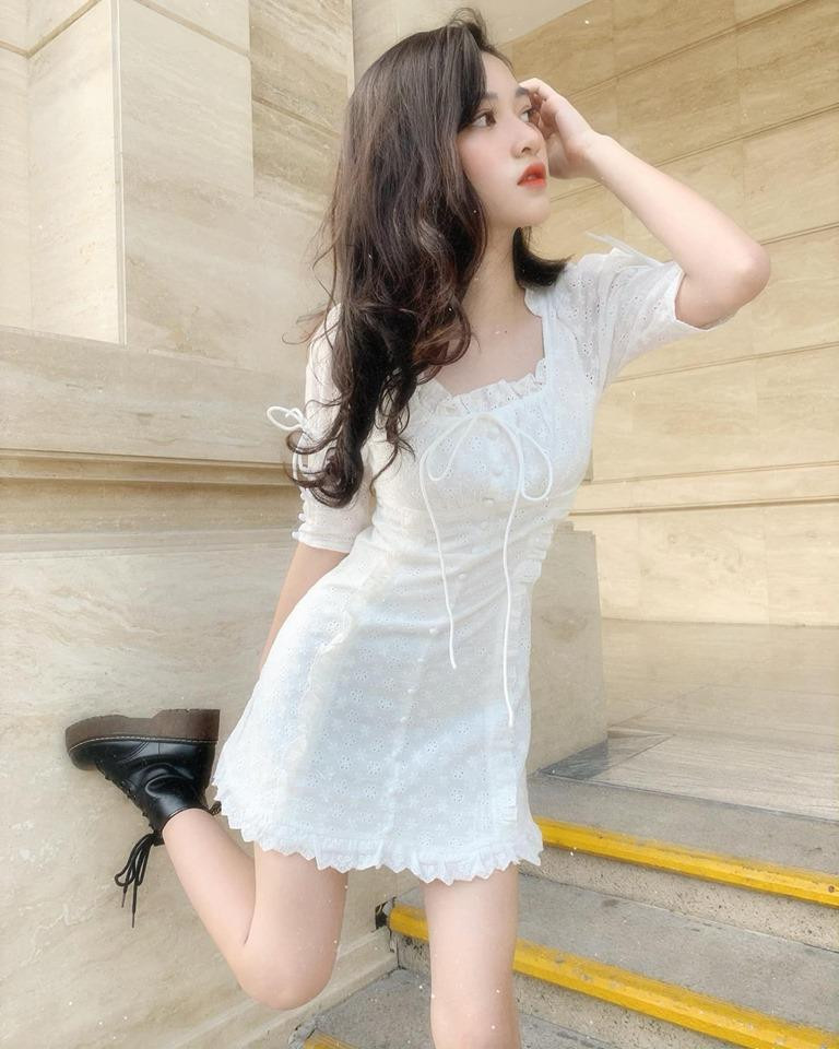 Không chỉ có nhan sắc xinh xắn, ở tuổi 19, Trần Đoàn Bảo Ngọc đã sở hữu thân hình hấp dẫn với những đường cong bỏng mắt, vòng nào ra vòng nấy.