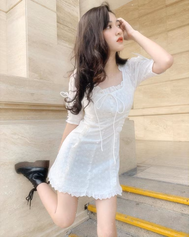 Không chỉ có nhan sắc xinh xắn, ở tuổi 19, Trần Đoàn Bảo Ngọc đã sở hữu thân hình hấp dẫn với những đường cong bỏng mắt, vòng nào ra vòng nấy.