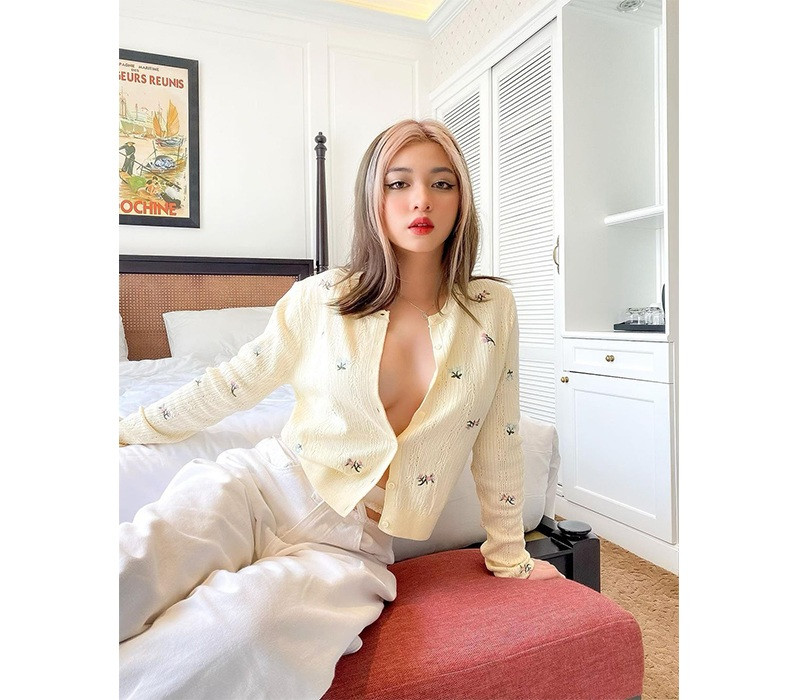 Sức hút của hot girl này lại càng mạnh mẽ hơn bởi sự trưởng thành rõ rệt không chỉ ở gu thời trang mà kể cả ngoại hình phổng phao theo lứa tuổi.