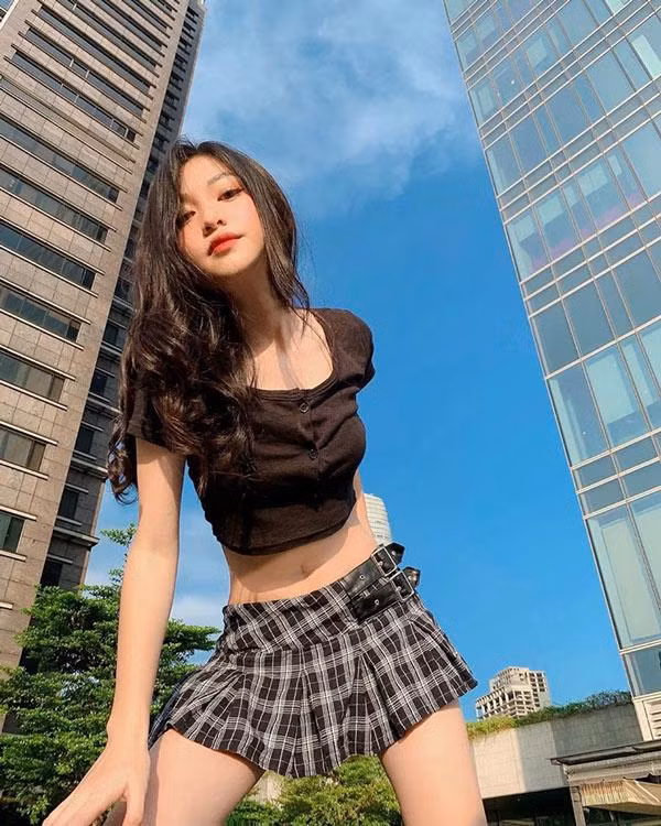 Dù bất cứ phong cách thời trang nào, Bảo Ngọc luôn ngời ngời và thu hút người nhìn.