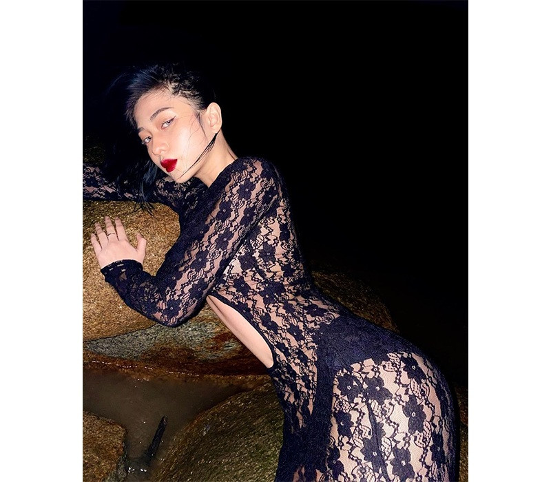 Phần lớn hình ảnh trên trang cá nhân của Bảo Ngọc luôn khoe khéo thân hình bốc lửa của mình.