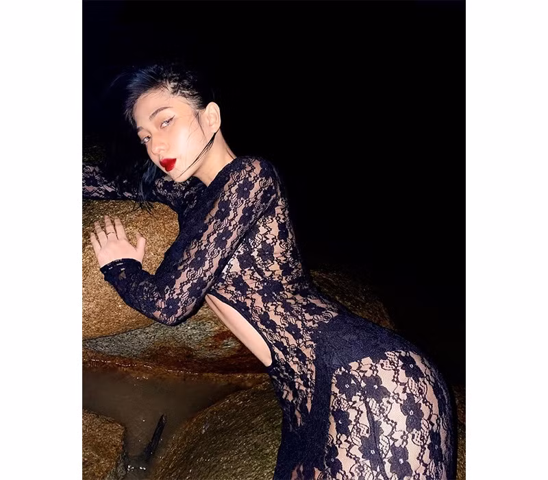 Phần lớn hình ảnh trên trang cá nhân của Bảo Ngọc luôn khoe khéo thân hình bốc lửa của mình.