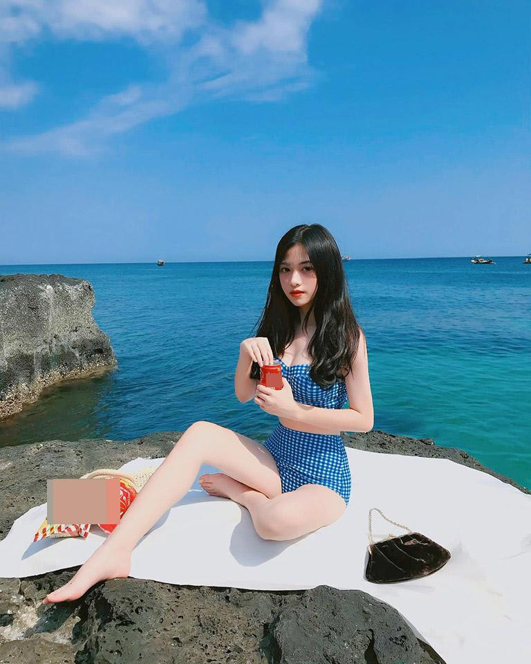 Từ gương mặt xinh đẹp với những đường nét sắc sảo, thân hình thon thả, gợi cảm và nhất là cô nàng hội tụ một thần thái đầy tự tin khi tạo dáng trước ống kính.