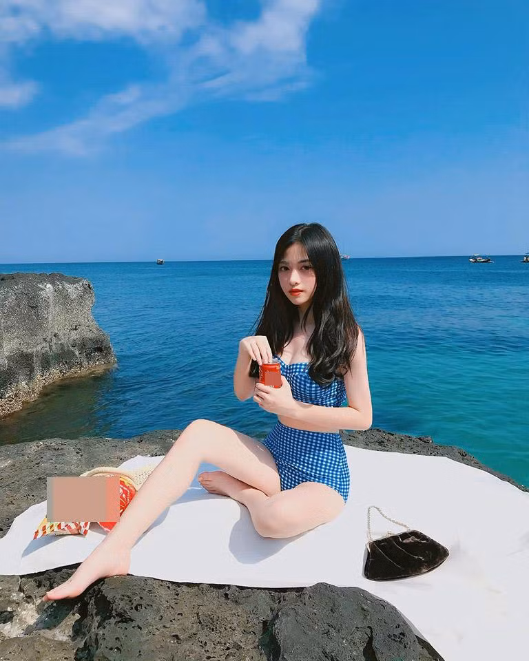 Từ gương mặt xinh đẹp với những đường nét sắc sảo, thân hình thon thả, gợi cảm và nhất là cô nàng hội tụ một thần thái đầy tự tin khi tạo dáng trước ống kính.