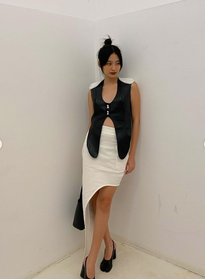 Dương Minh Ngọc (sinh năm 1996) có chiều cao 1,59m. Cô được một bộ phận khán giả biết đến với công việc người mẫu lookbook.