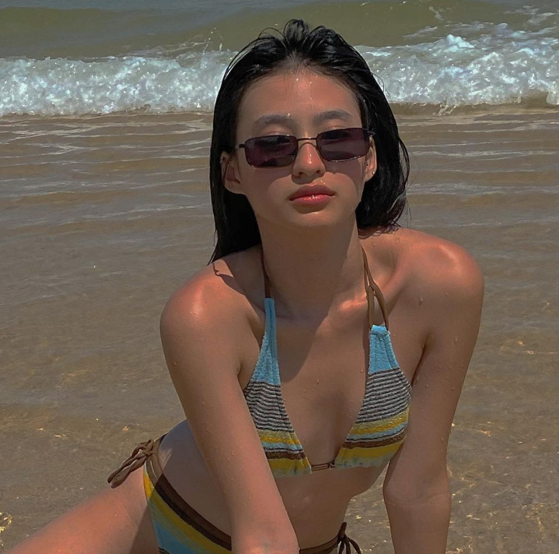 Phong cách thời trang của Dương Minh Ngọc khá đa dạng, lúc thì nóng bỏng trong những bộ trang phục hở bạo, khi lại năng động, cá tính.