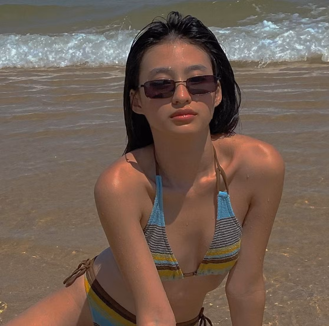 Phong cách thời trang của Dương Minh Ngọc khá đa dạng, lúc thì nóng bỏng trong những bộ trang phục hở bạo, khi lại năng động, cá tính.