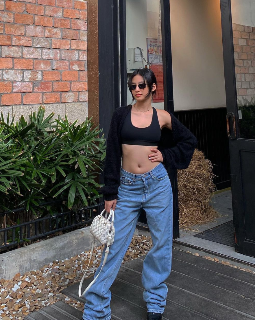 Cô nàng không phải nghệ sĩ nhưng vẫn lọt vào danh sách này, đứng cạnh Sơn Tùng M-TP và nhiều ngôi sao Hollywood. Ngay lập tức, dân tình đã bắt đầu tìm hiểu thông tin về cô nàng.