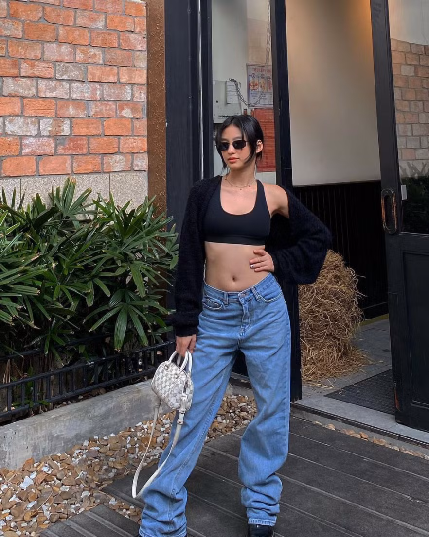 Cô nàng không phải nghệ sĩ nhưng vẫn lọt vào danh sách này, đứng cạnh Sơn Tùng M-TP và nhiều ngôi sao Hollywood. Ngay lập tức, dân tình đã bắt đầu tìm hiểu thông tin về cô nàng.