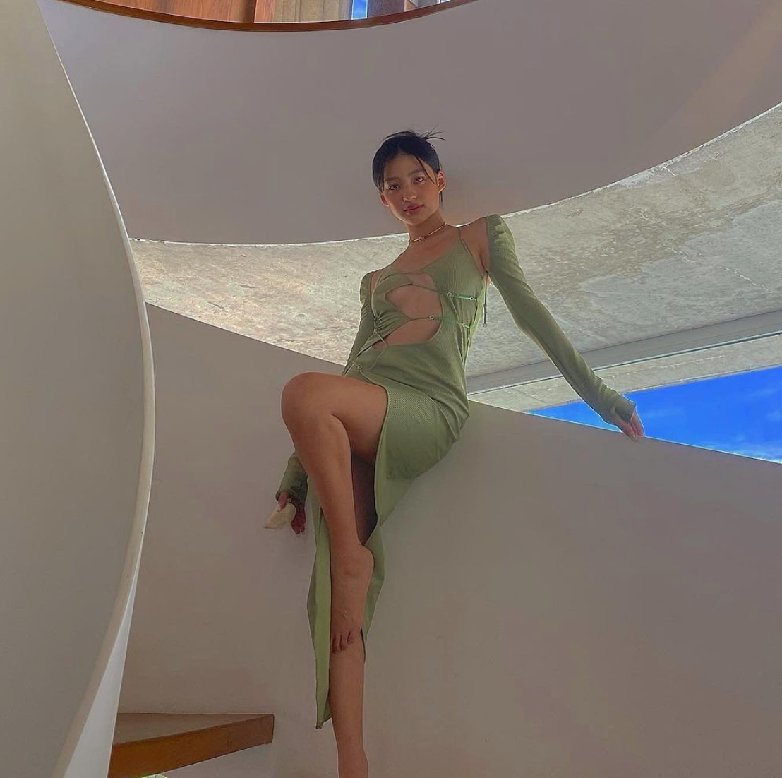 Đặc biệt thân hình của hot girl Việt này hết sức gợi cảm, nóng bỏng và cô nàng thường xuyên sử dụng lợi thế đó để khoe kết hợp với thời trang bó sát, làm tôn dáng.