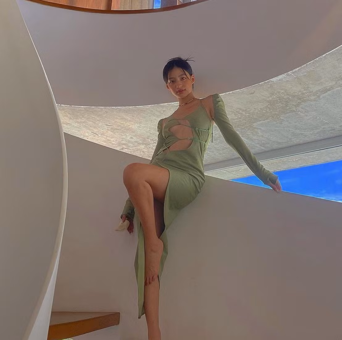 Đặc biệt thân hình của hot girl Việt này hết sức gợi cảm, nóng bỏng và cô nàng thường xuyên sử dụng lợi thế đó để khoe kết hợp với thời trang bó sát, làm tôn dáng.