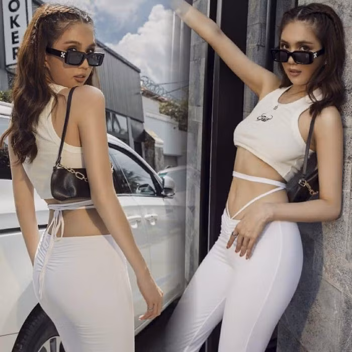 Là người bắt trend thời trang cực nhạy, chân dài Trà Vinh đã không ít lần theo mốt áo có nhiều dây đai chằng chịt, vừa khéo khoe vòng eo con kiến lại không hề hở hang quá đà.