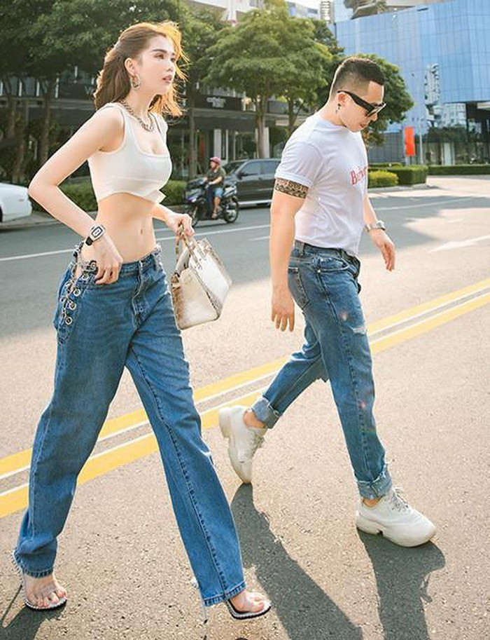 Trước đó, dân tình từng đứng ngồi không yên khi Ngọc Trinh diện nguyên chiếc quần jeans cạp trễ, xẻ hông được nhấn nhá bằng sợi dây xích hầm hố.