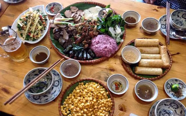 Ngoài các địa điểm check - in sống ảo tại Mù Cang Chải, nét ẩm thực nơi đây cũng đáng chú ý với nhiều đặc sản núi rừng mang đậm chất địa phương cũng là điều đặc biệt giúp Mù Căng Chải thu hút du khách khắp nơi.