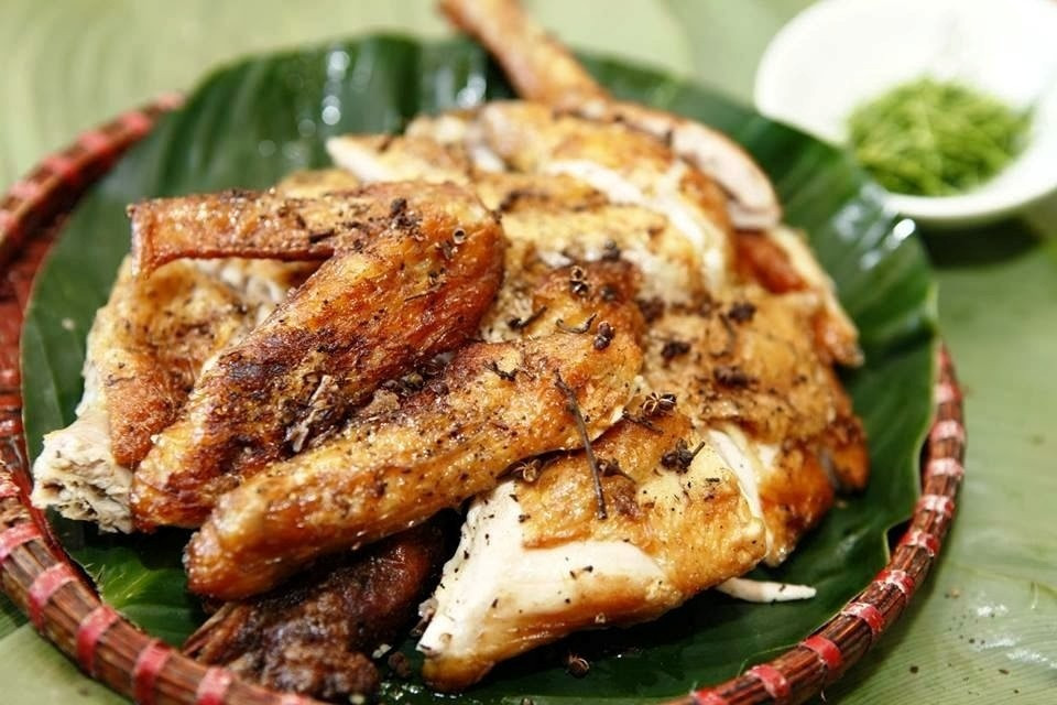 Ở Mù Cang Chải có khá nhiều món ăn ngon như: Xôi nếp Tú Lệ, cốm Tú Lệ, gà nướng, cá nướng, táo mèo, châu chấu rang, thịt trâu gác bếp, rau dớn nộm... Hầu như các đặc sản Tây Bắc đều có ở Mù Cang Chải để bạn có thể mua về làm quà và thưởng thức.