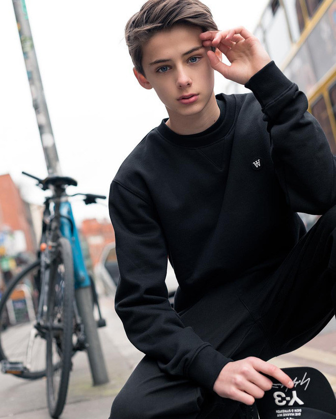 Chàng thiếu niên nhận được tình cảm của nhiều fan hâm mộ, đốn tim các chị em gái bởi vẻ ngoài không khác gì những mẫu hình hoàng tử mà chỉ có trong truyện cổ tích.