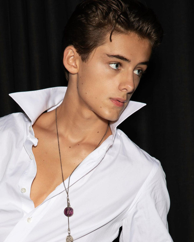 Nhờ độ đẹp trai của mình, cậu bé có 1,3 triệu lượt theo dõi trên trang cá nhân, không thua kém tài tử Hollywood nào.