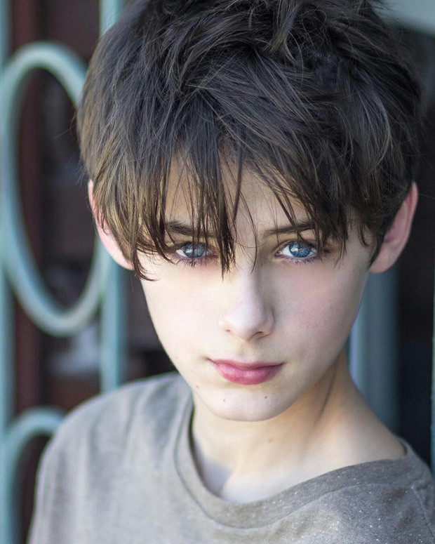 Với vẻ đẹp tuấn tú, đôi mắt xanh, mũi cao và vành môi hờ hững, gương mặt của cậu bé được đánh giá là chuẩn từng mi-li-mét.