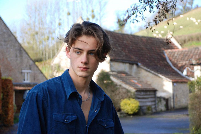 Cận cảnh gương mặt được cho là không góc chết của "cậu bé đẹp trai nhất thế giới".