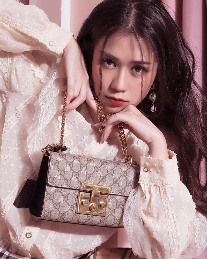 Bên cạnh sự nghiệp phát triển, nàng hot girl còn gây chú ý khi nhan sắc ngày càng lên hương, quyến rũ hút mắt mặc dù đã chạm ngưỡng 30 tuổi.