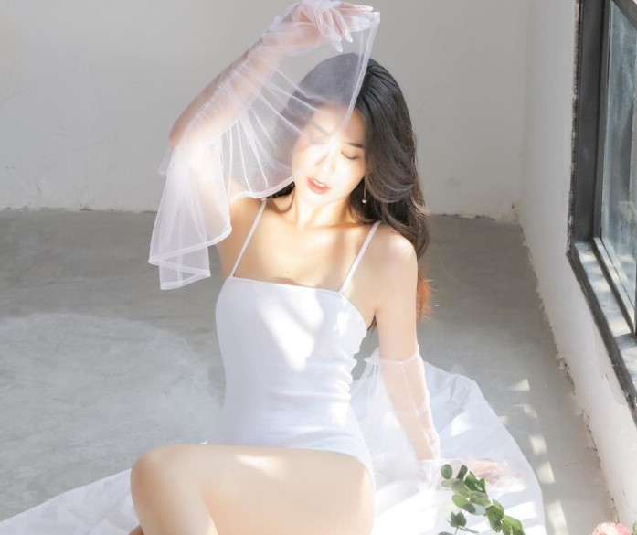 Người đẹp sinh năm 1990 nhận được nhiều lời khen cho ngoại hình xinh đẹp, có người nhận xét cô vô cùng quyến rũ. Đặc biệt là vòng 2 thon gọn, không ngấn mỡ khiến hội chị em không khỏi "ghen tị".