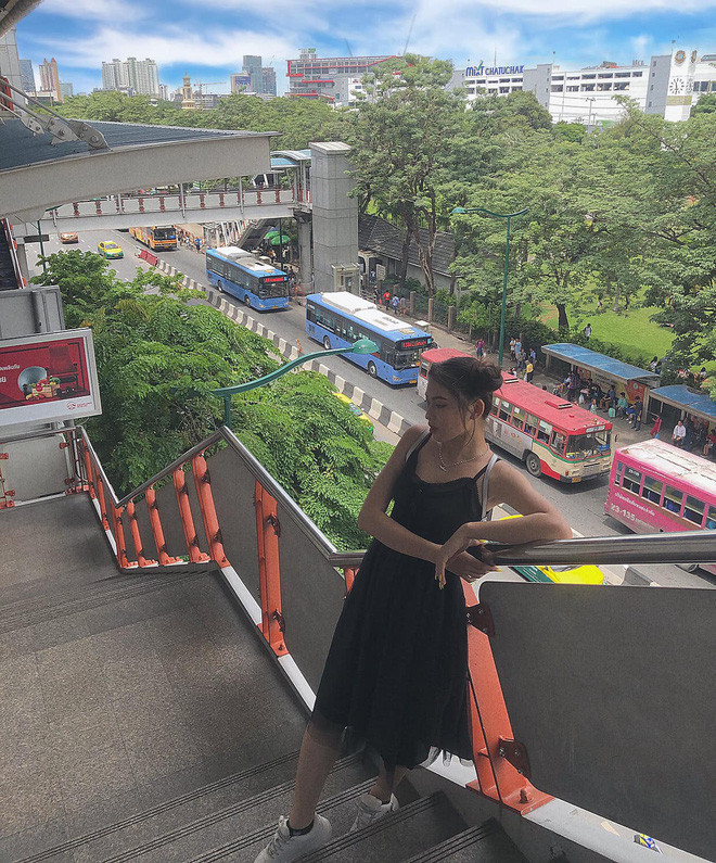 Ngọc Thảo cũng có những set trang phục hết sức giản đơn như váy hai dây đen mix với sneaker trắng, váy hai dây trắng cùng cardigan khoác ngoài...