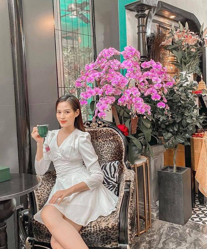 Sở hữu nhan sắc vô cùng xuất chúng với nụ cười tỏa nắng, phong thái nữ tính, yêu kiều nhưng nàng Hậu mới của chúng ta lại cực kỳ giản dị trong khoản ăn mặc.