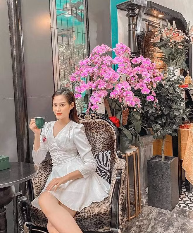 Sở hữu nhan sắc vô cùng xuất chúng với nụ cười tỏa nắng, phong thái nữ tính, yêu kiều nhưng nàng Hậu mới của chúng ta lại cực kỳ giản dị trong khoản ăn mặc.