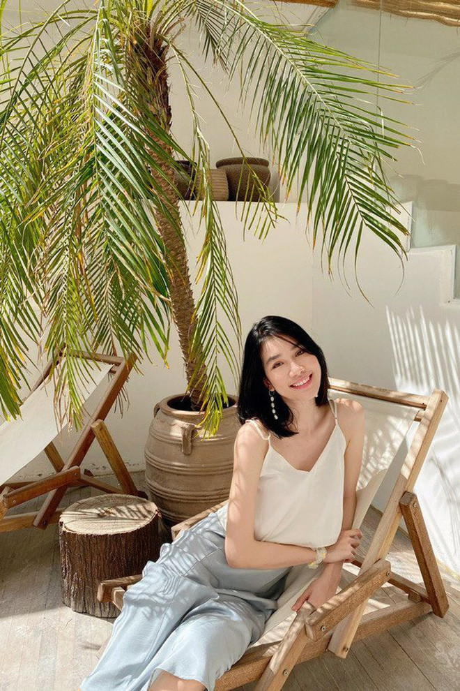 Style của cô nàng xoay quanh những gam màu đen trắng, khá đơn giản nhưng lại có sự xuất hiện của những items bụi bặm.