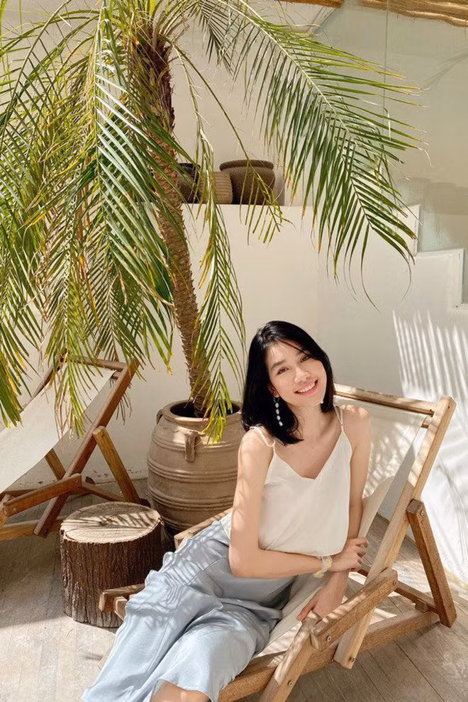 Style của cô nàng xoay quanh những gam màu đen trắng, khá đơn giản nhưng lại có sự xuất hiện của những items bụi bặm.