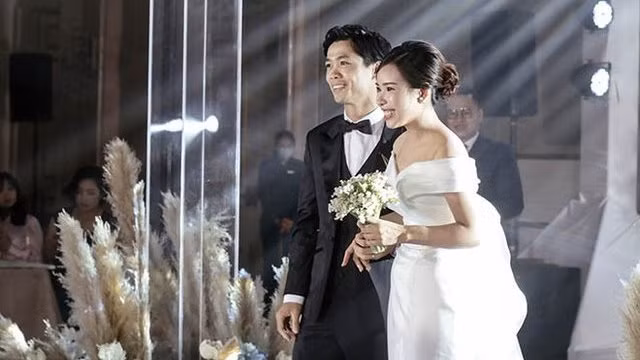 Sau một thời gian trông ngóng, mong chờ thì hôm nay (16/11) sẽ diễn ra lễ cưới của tuyển thủ ĐT Việt Nam Nguyễn Công Phượng. Đây là buổi tiệc do phía nhà gái tổ chức, vì vậy Công Phượng chỉ mời những người có vai trò quan trọng trong sự nghiệp của mình.