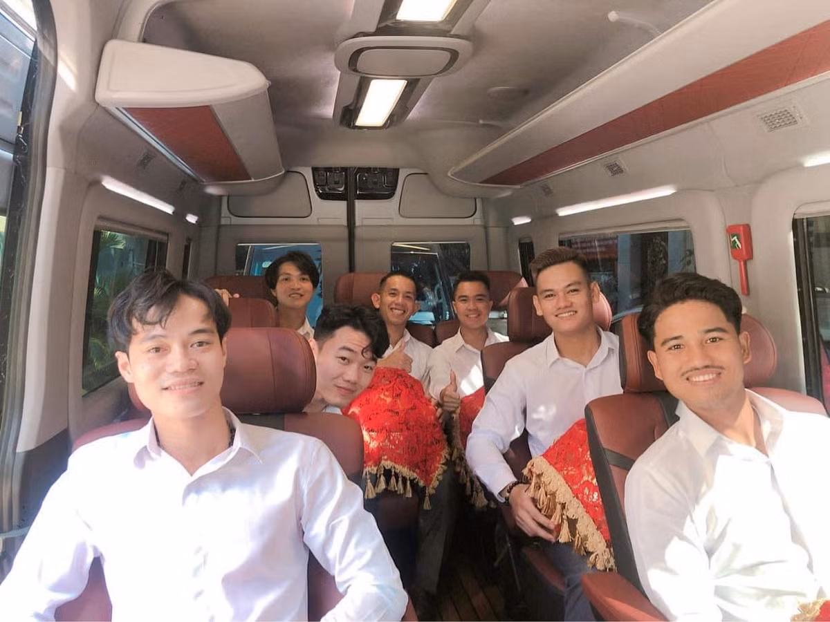 Theo như hình ảnh mới đây được tiết lộ, đội hình bê tráp trong đám cưới Công Phượng gồm 7 người, hầu hết là các tuyển thủ Việt Nam gồm: Nguyễn Tuấn Anh, Lương Xuân Trường, Nguyễn Văn Toàn, Đức Lương, Hồng Duy, Trung Tín và Tấn Tài (CLB Bình Dương).